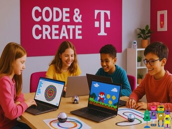 Kinder die an einem Tisch sitzen und mit Laptop spielerisch programmieren und über den Tisch fahren noch kleine Mini Roboter 