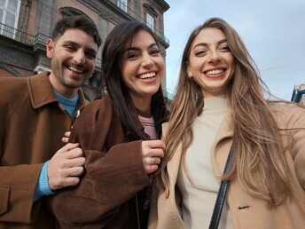 drei junge Menschen - lachend
