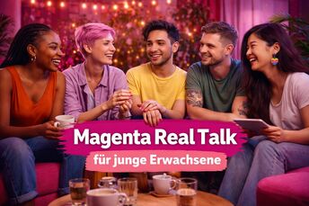 Fünf junge Erwachsene unterschiedlicher Herkunft sitzen zusammen auf einem Sofa und sprechen miteinander beim Event „Magenta Real Talk für junge Erwachsene“.