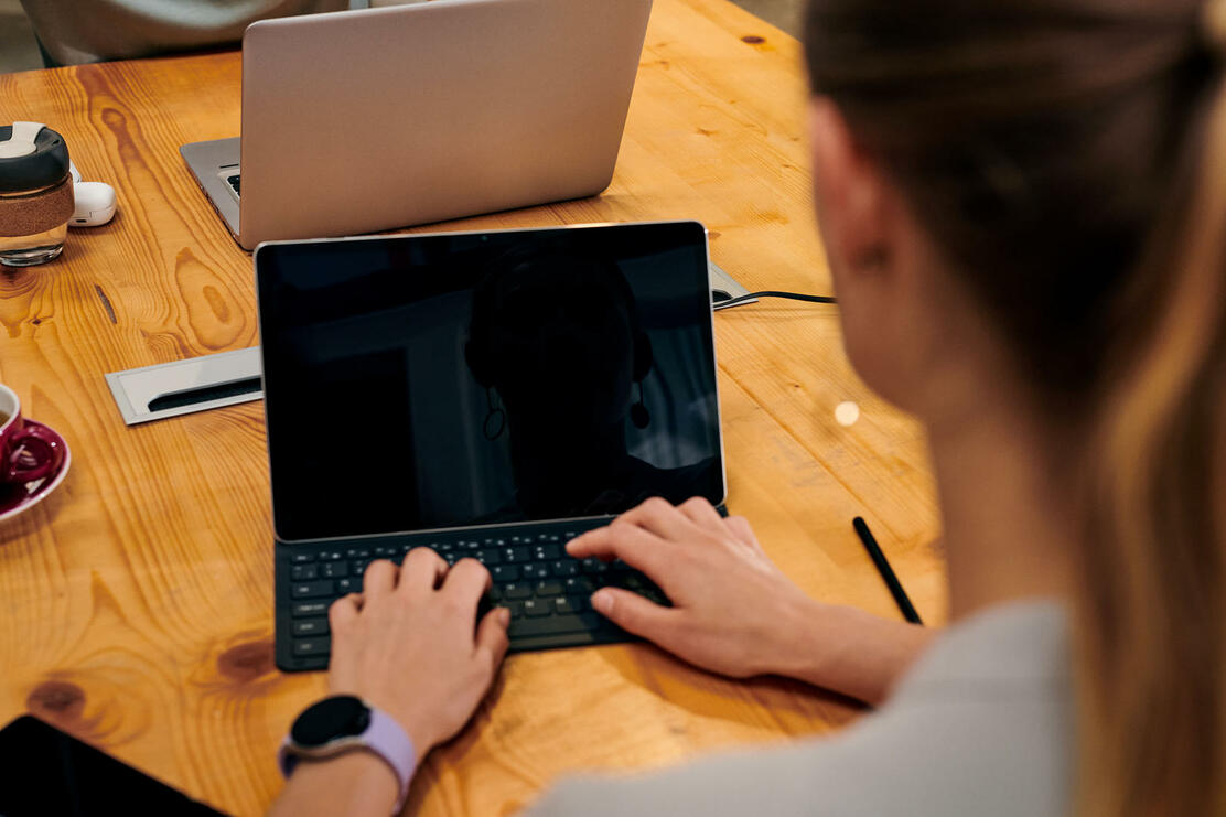 Ein Geschäftskunde, der Eingaben am Laptop tätigt