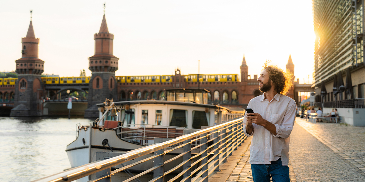Mann auf Brücke